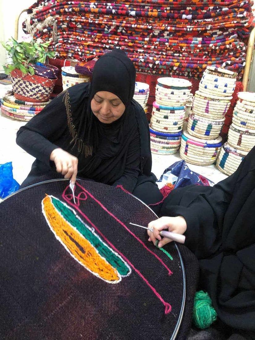 المثنى: 30 فتاة من “الخضر” تعلمن حياكة السجاد بمساعدة أميركية (صور)