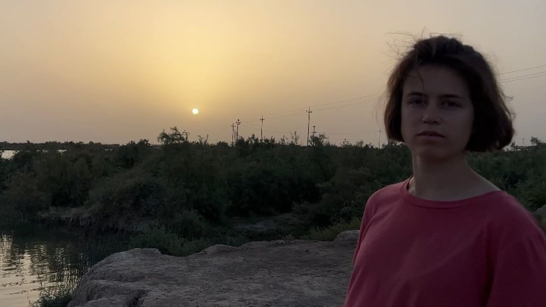 فيديو: معلمة روسية في البصرة ترعى الجواميس وتعشق “مسكوف تمر الهند”