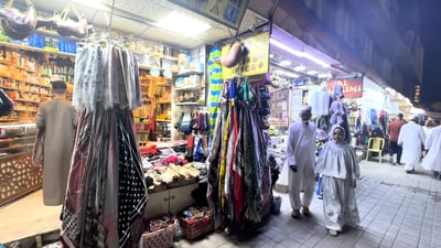 كأنك في حيدر آباد وكشمير.. مشاهد من سوق الهنود في كربلاء حيث أفخر الأحجار والبخور