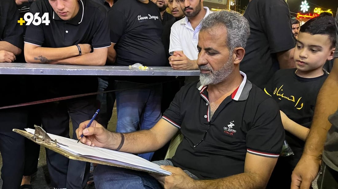سائحان من أوروبا بين مواكب “الطويسة”: عاشوراء “مدهش” في البصرة (صور)