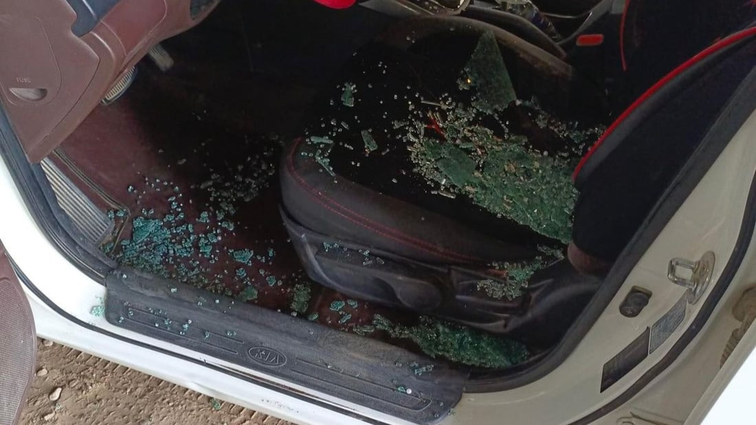 مجهول يكسر نوافذ 3 سيارات ويسرق وثائق رسمية.. شرطة القيارة تلاحقه منذ الفجر