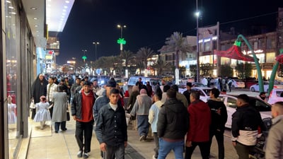 كرسمس كربلاء.. أشجار الميلاد تزين شارع السناتر