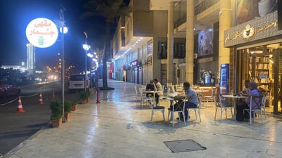 مقهى “جشمار” في الخلاني يحتفي بتراث السومريين ويعمل على مدار الساعة (صور)