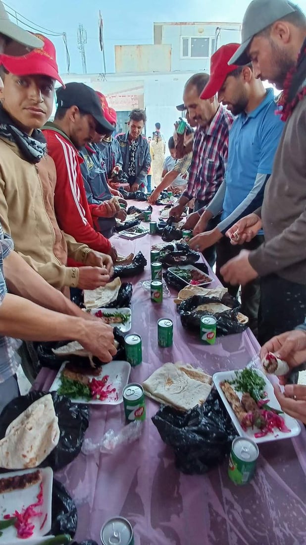 بمبادرة من سيدة.. وجبة كباب لعمال آلتون كوبري والفرحة الكبرى عند التثبيت (صور)