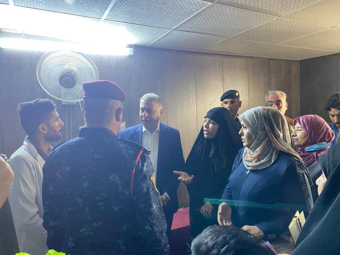 صور: أرشد الصالحي مع نائبتين يتحققون من وزن الصمونة في سجن بغداد المركزي