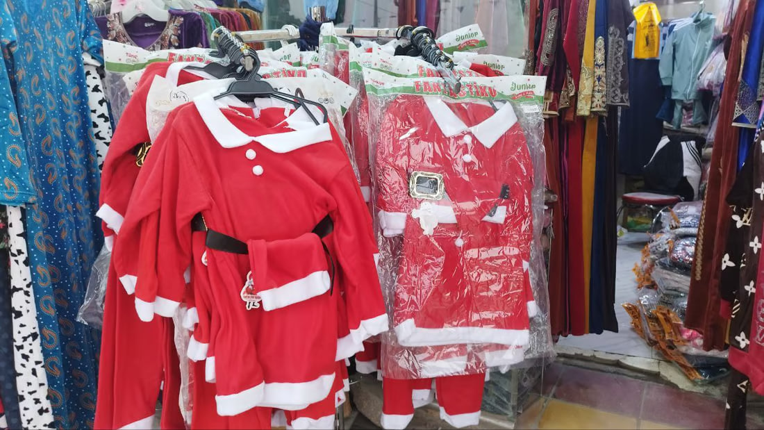 Holiday spirit enlivens Babylon’s market with decorations and gifts