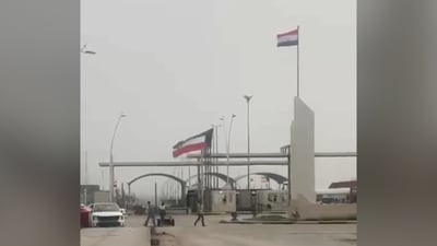 بعد استهدافه بمسيرات.. المنفذ الحدودي بين العراق والكويت مفتوح (فيديو)