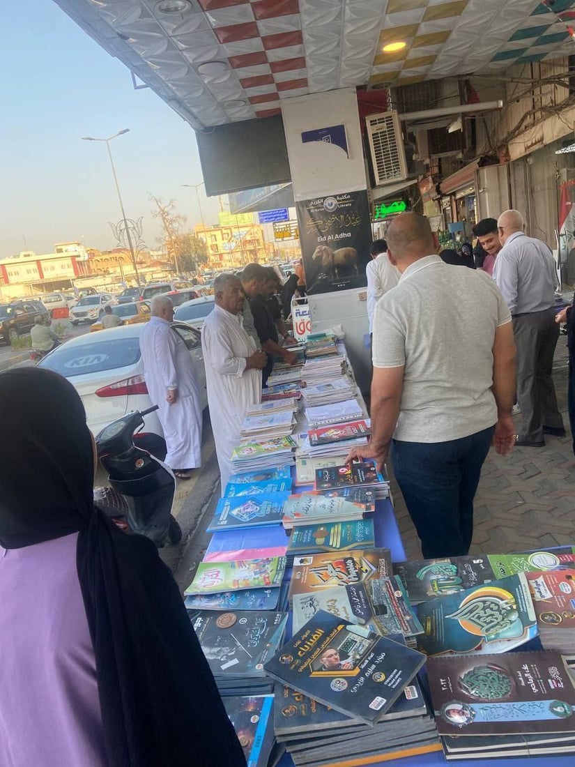 الكمية نفدت خلال ساعتين.. الملازم مجاناًَ لطلبة السادس في الكوت (صور)