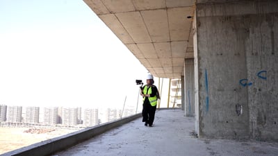 “كاميرا وومن” أربيل.. تتسلق الأبراج وتصوّر المجمعات وتربح جيداً (فيديو)