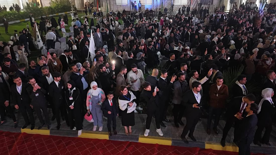 صور من ليلة البصرة الصاخبة: حاتم العراقي يغني روائعه للطلبة