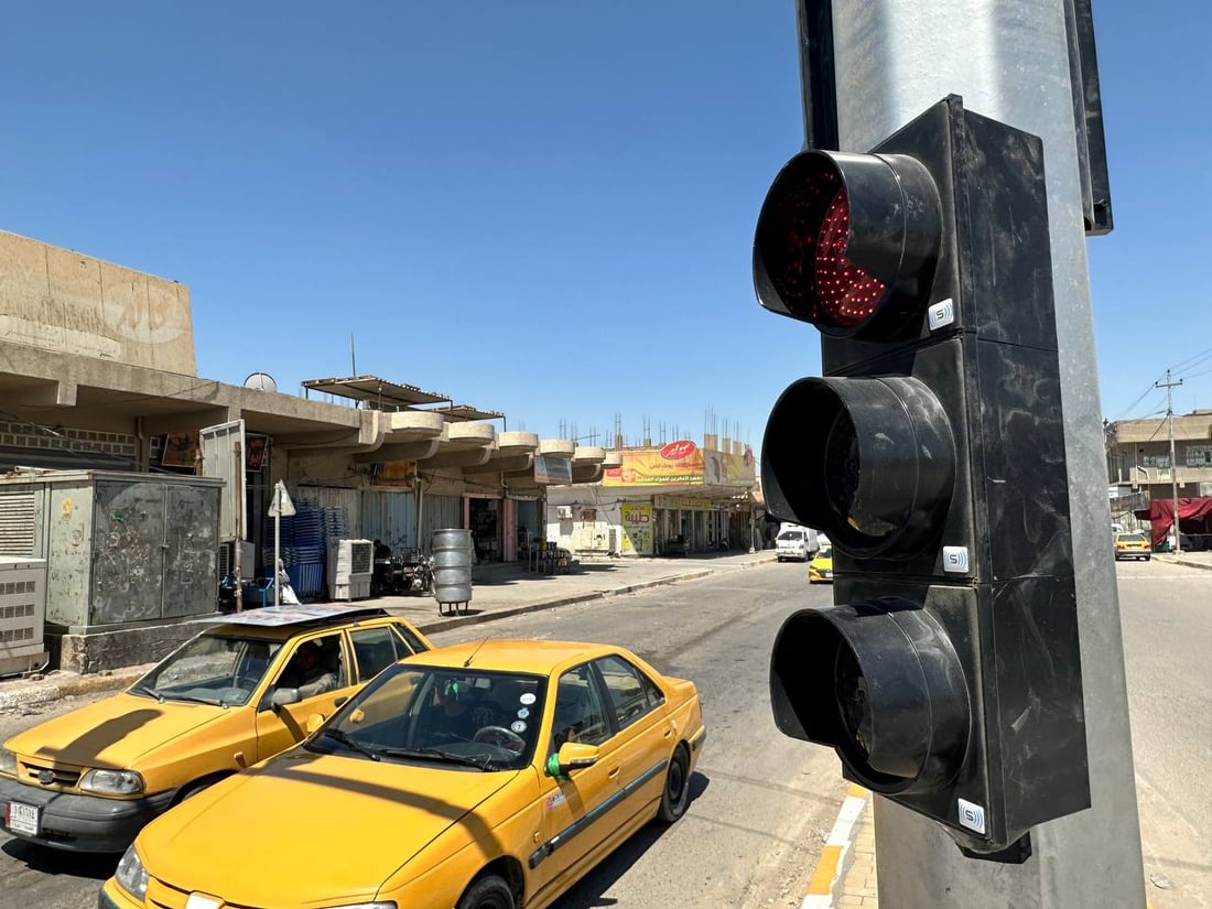 سابقة وسط الديوانية.. إشارات مرور إلكترونية في تقاطع “الزعيم” (صور)