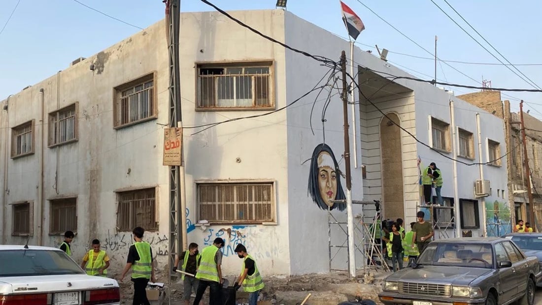صور: جداريات ملونة بدل النفايات في أورزدي الناصرية.. حملة الشباب قرب جامع السعدون