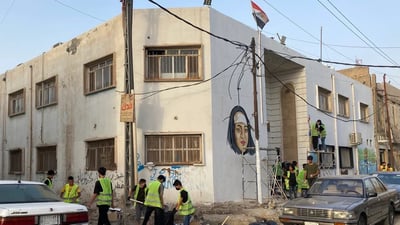 صور: جداريات ملونة بدل النفايات في أورزدي الناصرية.. حملة الشباب قرب جامع السعدون