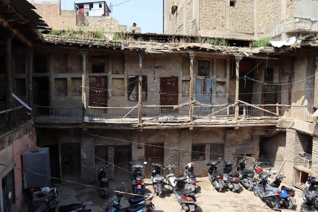 فيديو من “خان المدامغة” في الكاظمية: آخر شاهد على العهد العثماني تحوّل إلى “گراج”