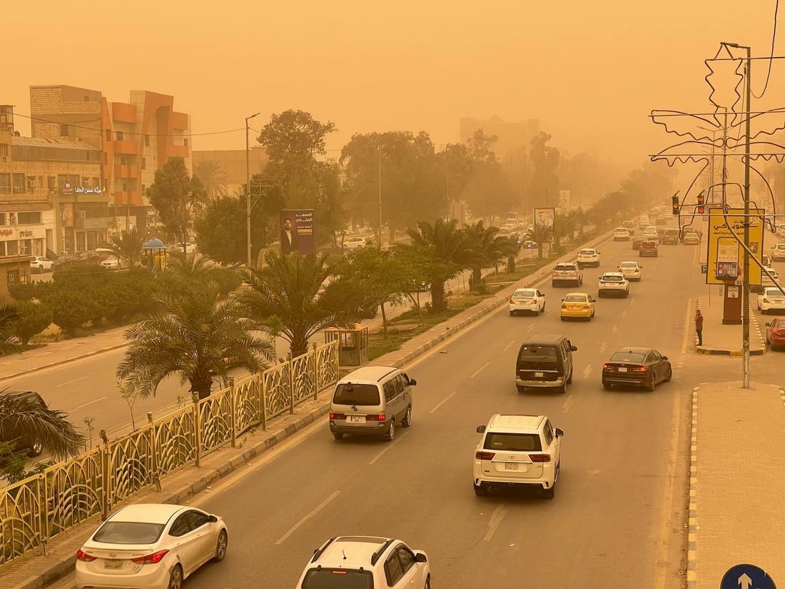 صور: عاصفة ترابية تحول سماء النجف إلى اللون الأحمر