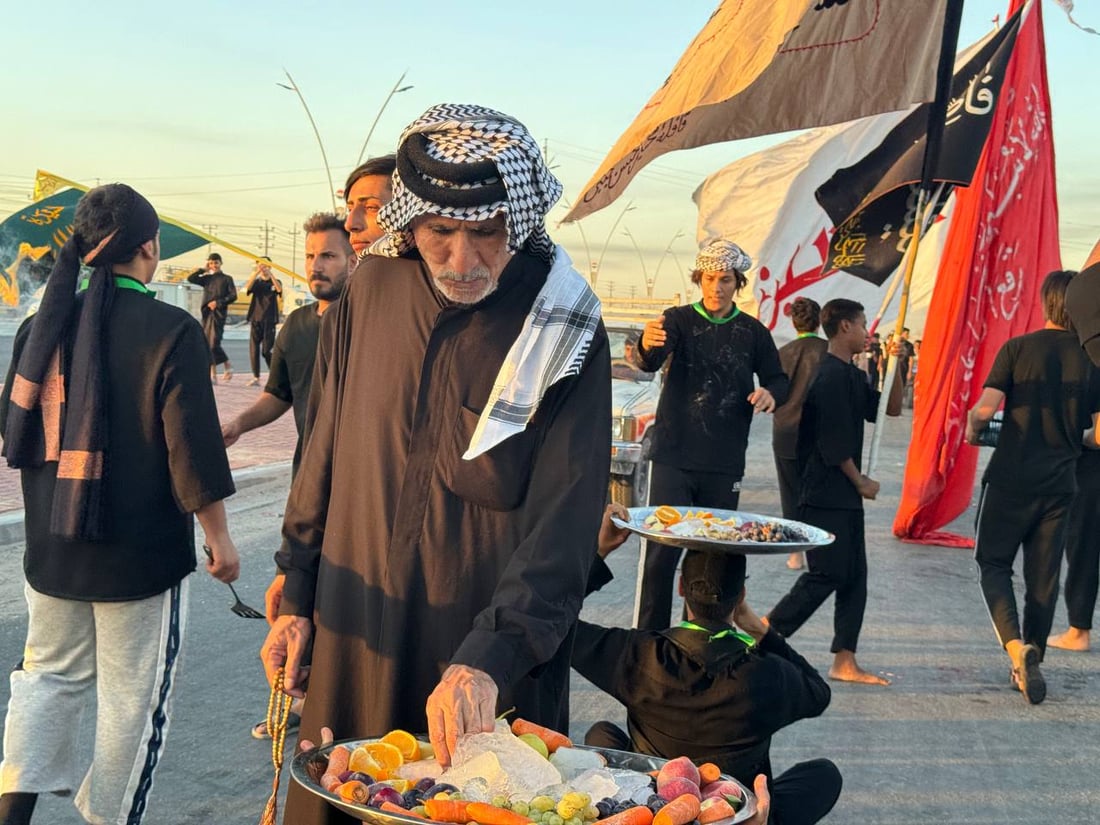 صور: خطوة الإمام علي تحيي “الدفن”.. الآلاف ساروا مع نذورهم تحت الشمس