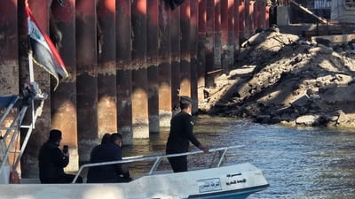 شرطة ذي قار تفحص جسر الزيتون وتوصي بإغلاقه لحين إكمال المعلق