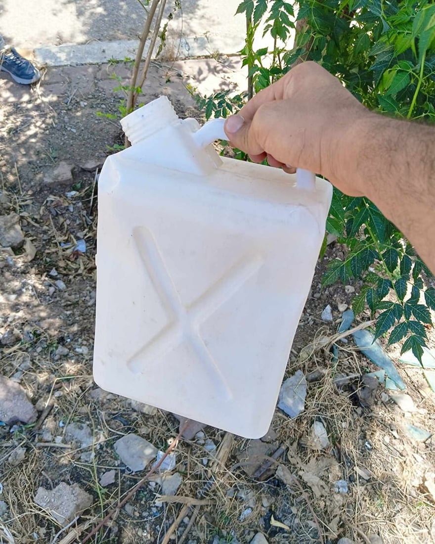 له‌ هه‌ڵه‌بجه  كه‌سانى نه‌ناسراو‌ نه‌وتیان رژاندووه‌ته‌ ژێر چه‌ند دره‌ختێك