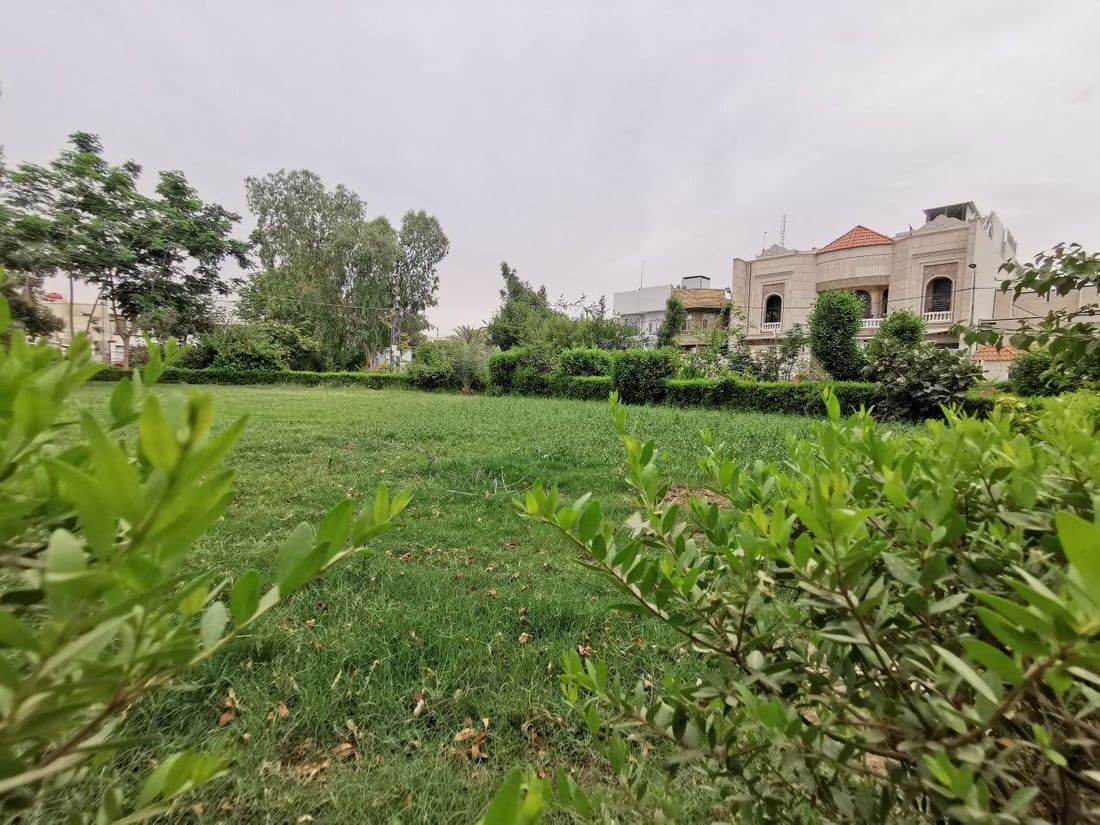 أعطى مفتاحاً لكل عائلة.. شاب كوفي ينشئ للجيران حديقة غنّاء ويحيطها بأبواب محكمة