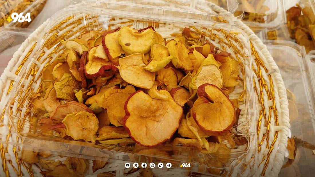 جوتیارێك له‌ سێوی بەرواری باڵا چپس دروست ده‌كات