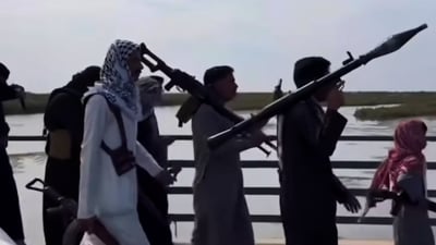 فيديو: عشائر ذي قار تستعرض بأسلحتها أمام سفير إيران في أربعينية الخامنئي