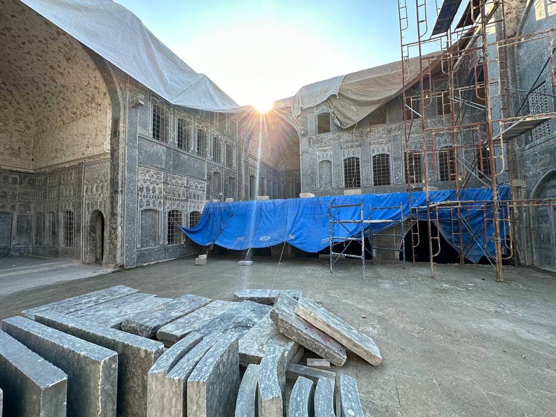 الموصل: إعادة العمل في “بيت التتنجي” التراثي.. ونقش الحجر بأياد محلية