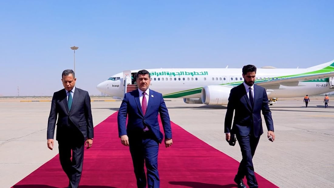 قبّلوا أرض الوطن.. صور للمحتجزين في السعودية بعد عودتهم إلى العراق