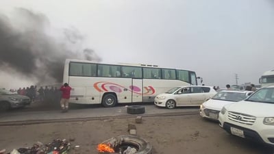 متظاهرون يقطعون طريق ميناء خور الزبير بالإطارات المحترقة