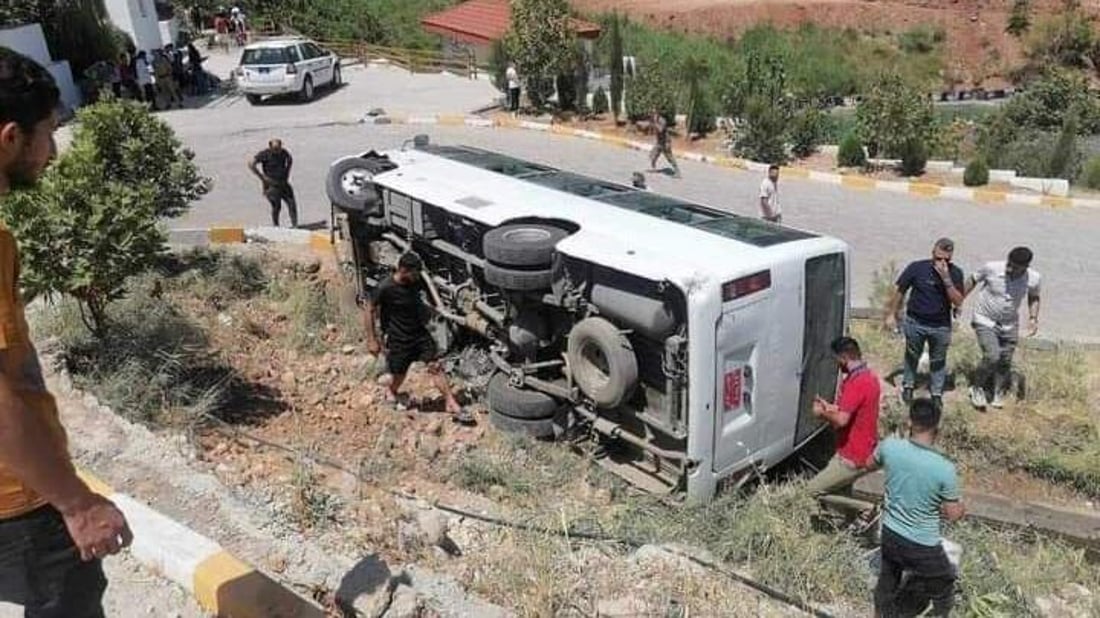 انقلاب “كوستر” يحمل سواح من الموصل على طريق مصيف گلي شيرانة في دهوك