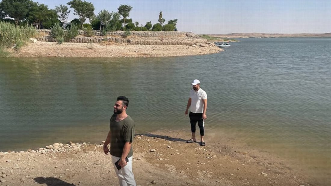 صور: متطوعان من خانقين يطلقان 2300 سمكة في سد الوند على أمل تكاثرها