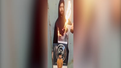 فيديو.. اعتقال شاب أحرق صورة المرجع السيستاني