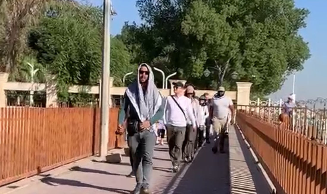 صور: إيطاليات في البصرة وبلغاريات يتأملن شجرة آدم.. انتهى الحر