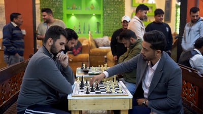 شكراً للناصرية.. أهدت الكوت رقع الشطرنج “العبوا وانشروا لعبة الملوك” (فيديو)