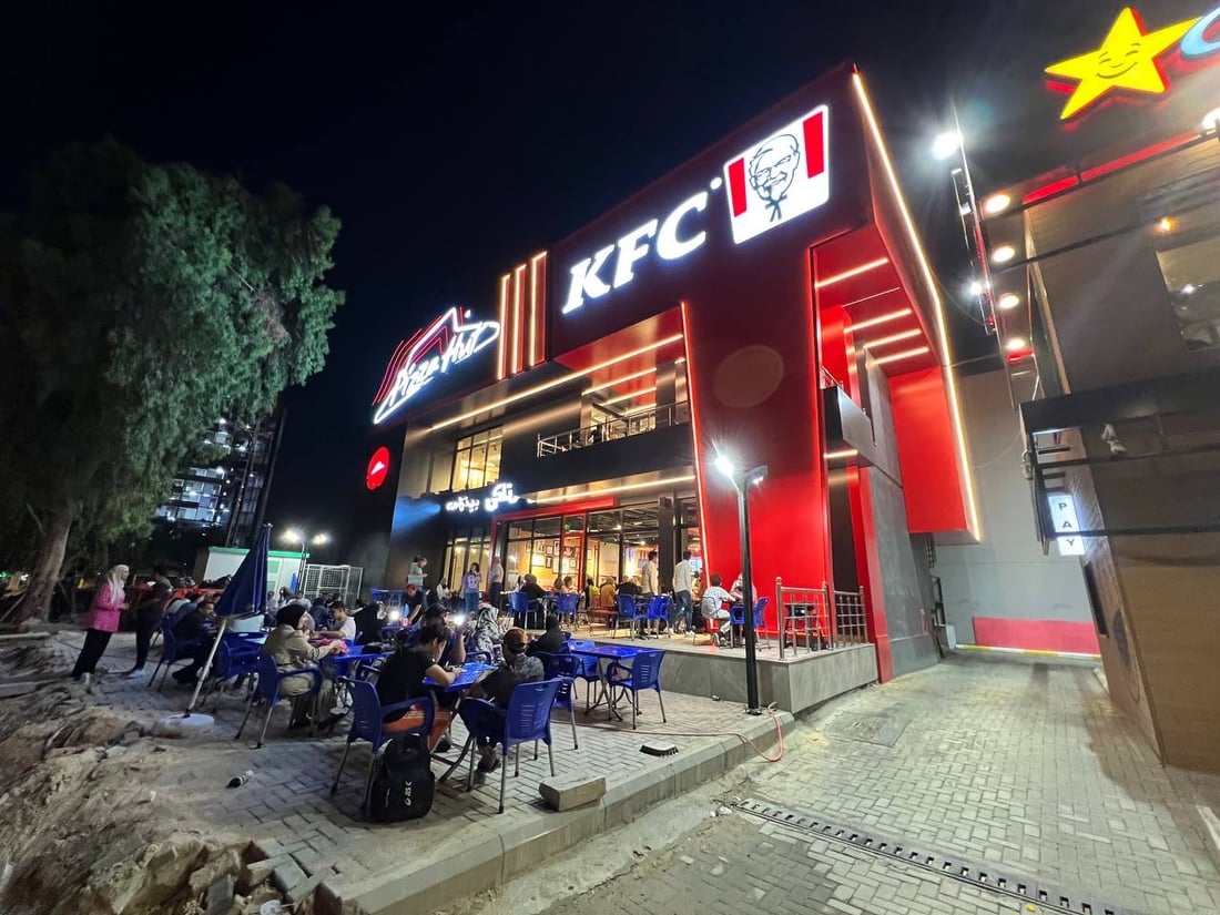 صور من الطوابير أمام KFC بغداد.. العراقيون يجربون النكهة الأميركية بشراهة