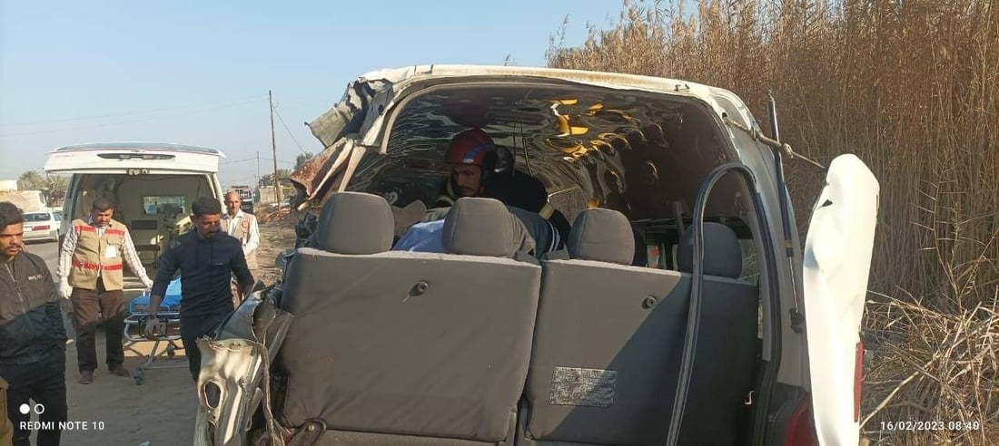 صور: الدفاع المدني ينتشل 3 جثث بعد انقلاب “باص” في بابل