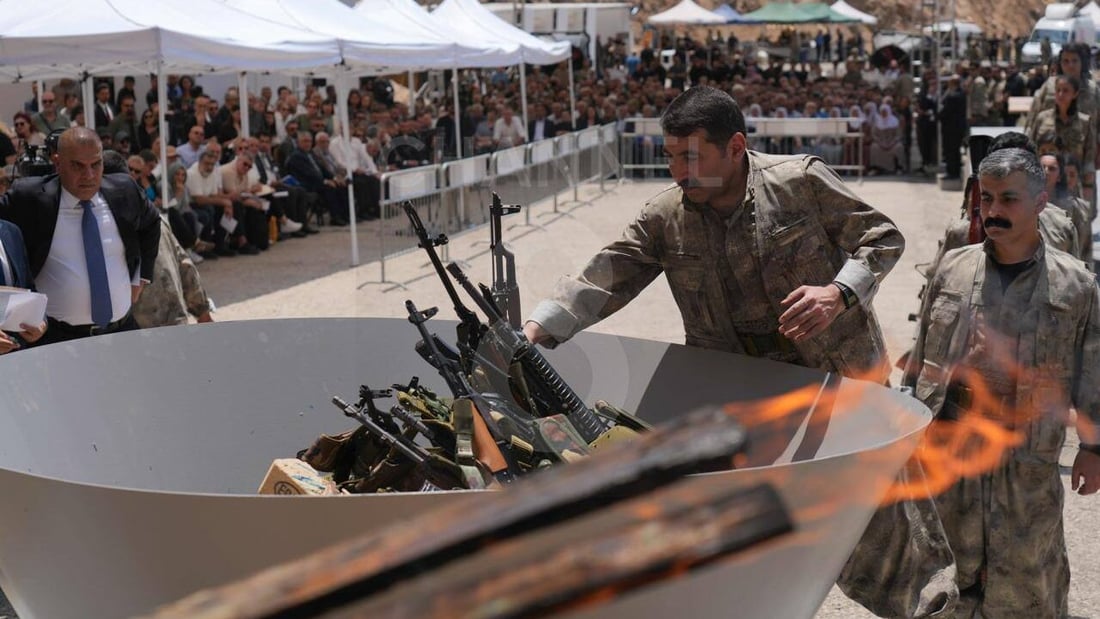 مباشر: مقاتلو حزب العمال ينزلون من الجبل ويبدؤون بتدمير أسلحتهم أمام الصحفيين