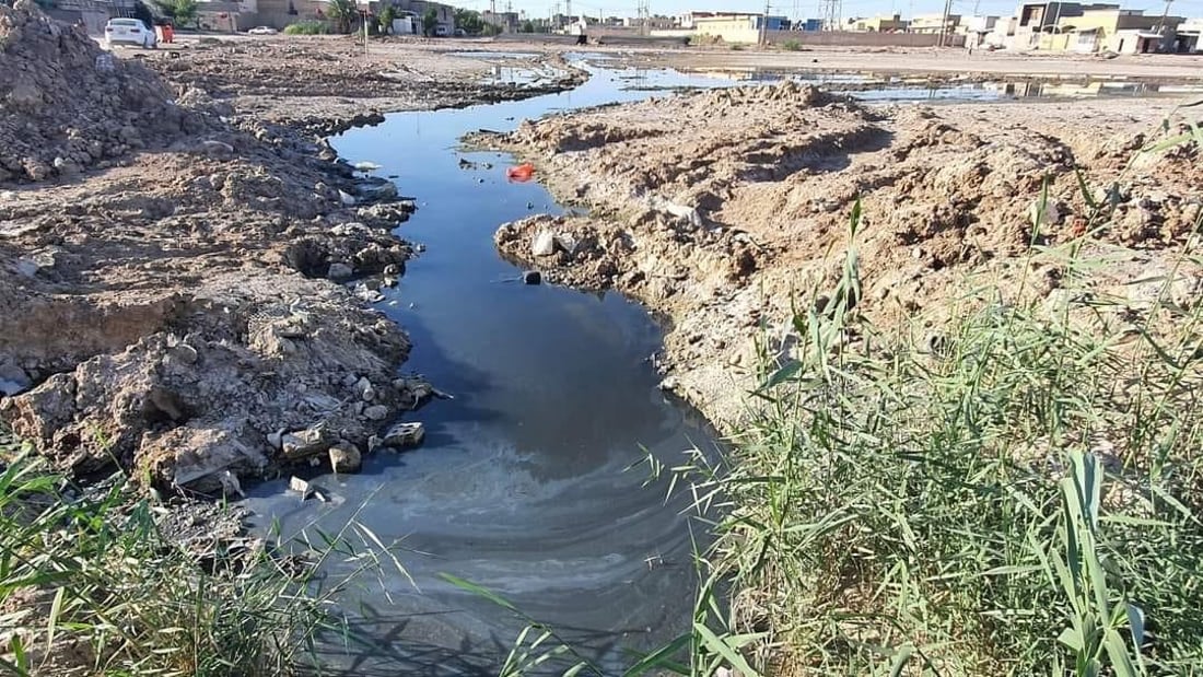 كسر في أنبوب المياه يوقف الرياضة في الحيرة.. الملعب الوحيد تحول إلى بركة (صور)