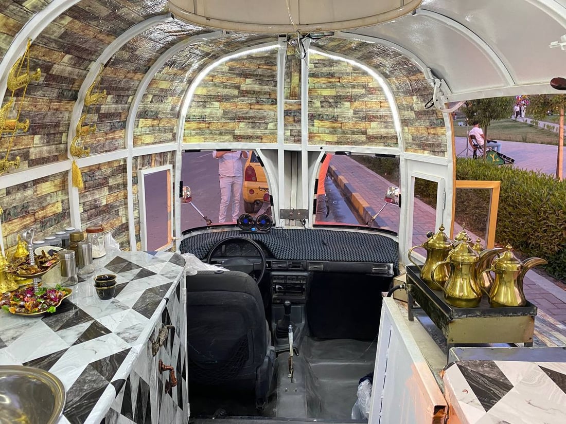 صور: عمر الشريفي حوّل “مازدا” حمراء إلى دلّة تجوب شوارع الموصل وتكرم المارة