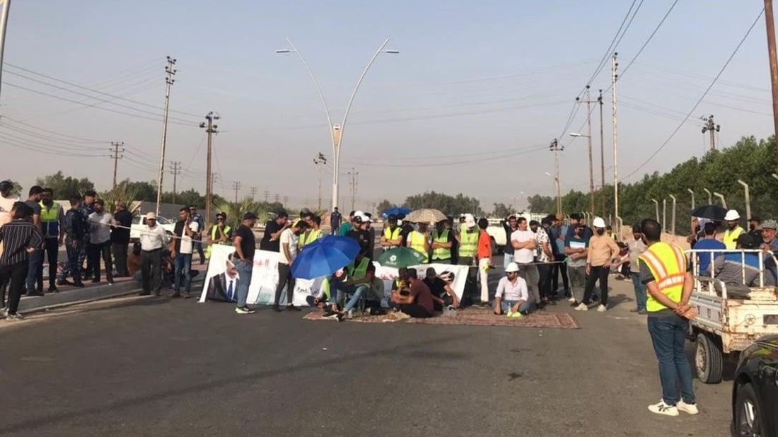 البصرة: مهندسون يمنعون مرور موظفين إلى شركات النفط في الشعيبة (صور)