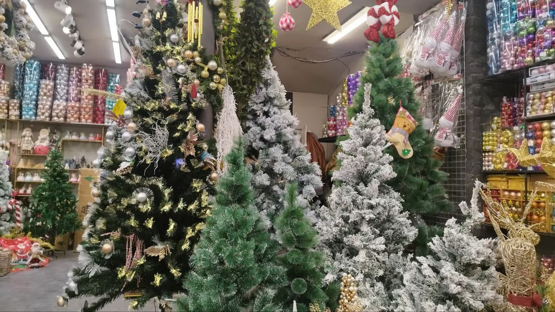 Holiday spirit enlivens Babylon’s market with decorations and gifts