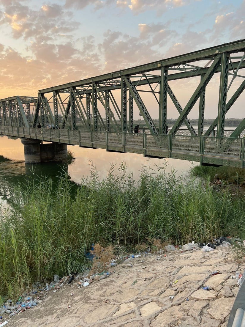 مخلفات الساهرين على ضفاف الفرات تشوّه كورنيش الفلوجة (صور)