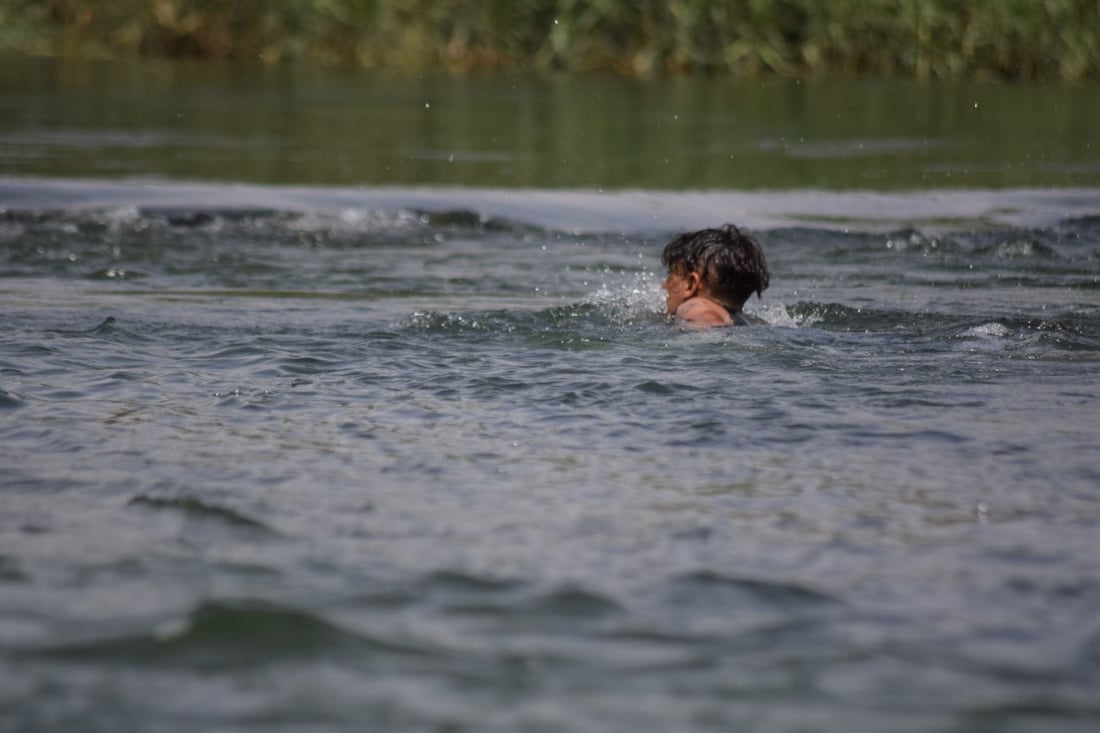 صور من نهار البغدادي: “رقّية” في الفرات و3 ساعات سباحة كافية لتجاوز الذروة