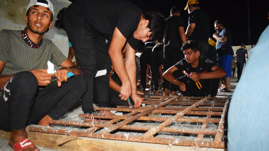 وظيفة بـ700 دولار لشباب الفاو.. قهر البحر بالسلاسل والحبال لنقل مواد الميناء الكبير (صور)