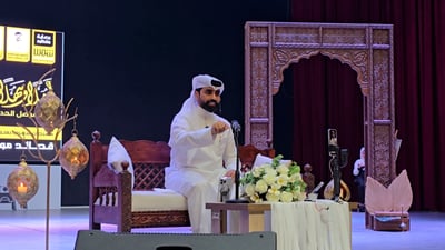 فيديو: شاعر قطري يتغنى بكرم أهل الموصل.. ناصر الوبير ألهب الحماس في مسرح الجامعة