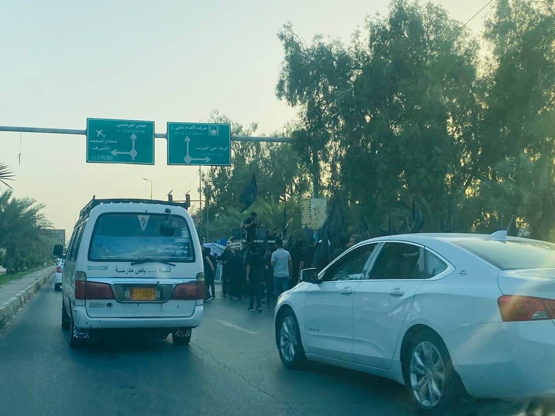 صور من شوارع النجف.. الزوار يواصلون التدفق مع بدء كلمة الصدر