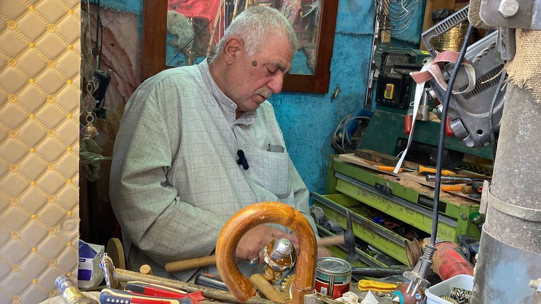 أبهرت الكويتيين بأحجارها وإتقانها.. صور من ورشة صانع العكازات الوحيد في الناصرية