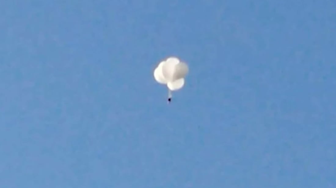 55 ألف حبة كبتاكون في سماء النجف.. الأمن الوطني يصطاد منطاد مخدرات (فيديو)