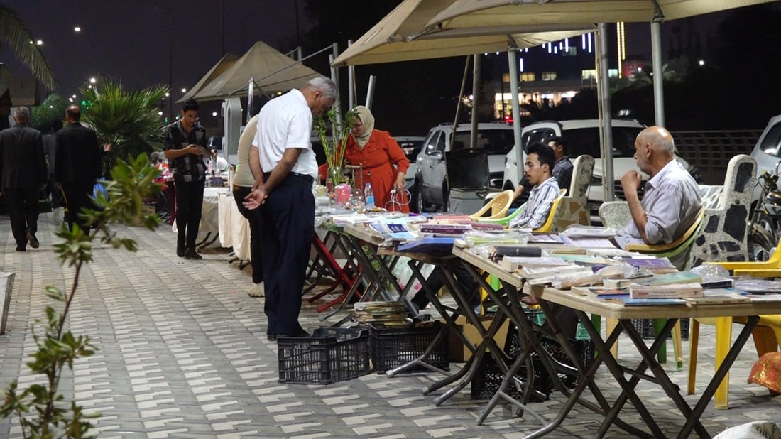 شاهد البصرة ليلاً.. شارع الكتب يضج باليافعين ويغريهم النقد الديني وأعمال الرواية