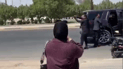 مسلح يطلق النار على متظاهري البصرة ويهرب مع رفاقه بالتاهو السوداء (فيديو)