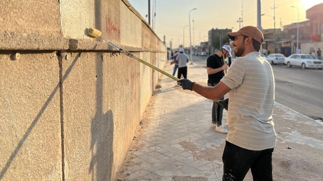 متطوعون عملوا بلا كلل واختاروا ألواناً جذابة.. مدارس الزبير أجمل الآن (صور)